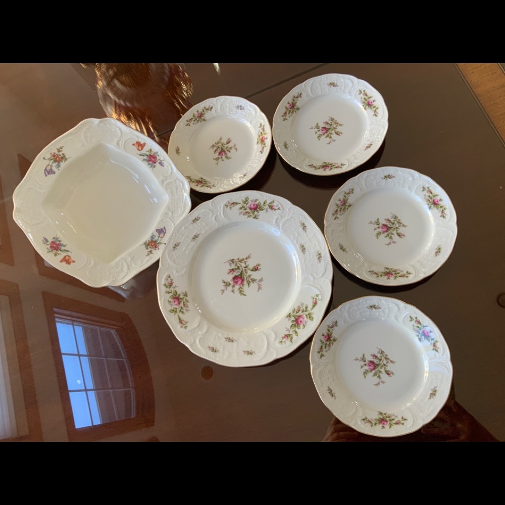 Rosenthal fine bone China. 4 small plates,1 large dinner plate & 1 servi…